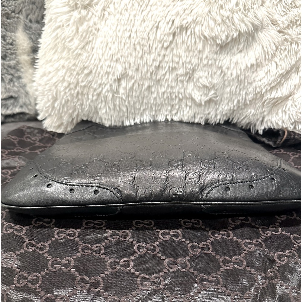 GUCCI
Black Guccissima Leather Medium Hobo Bag - Picture 4 of 11